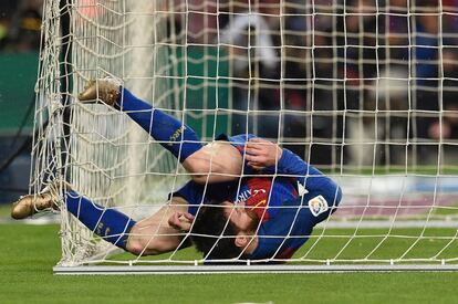 Messi cae bajo la red del tras el gol de la Real Sociedad.