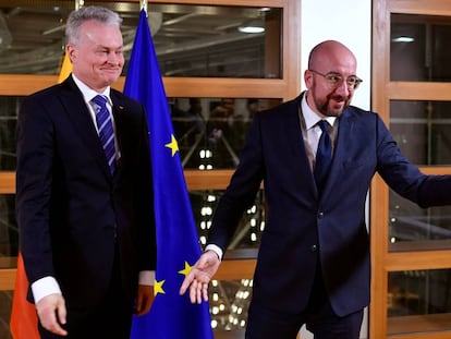 El presidente del Consejo Europeo, Charles Michel, recibe al presidente lituano Gitanas Nauseda en Bruselas este lunes.