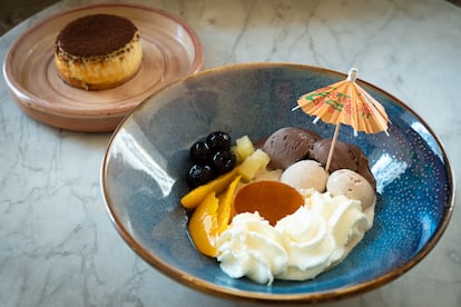 Entre los postres, hay helado de chocolate de Rocambolesc con almendras tostadas, salsa de chocolate y 'nibs' de cacao.