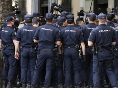 Agentes policiales rodean este mi&eacute;rcoles a unos pocos manifestantes y periodistas.