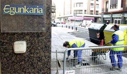 Fachada de la sede del diario en Bilbao, una de las que, junto a las de Pamplona y Vitoria, está siendo registrada.