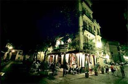 Uno de los cafés que hay en la confluencia de la calle Cavallers con la plaza del Tossal.