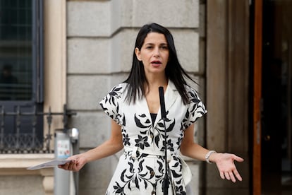 La presidenta de Ciudadanos, Inés Arrimadas, este jueves, en el patio del Congreso.