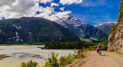 Paseo en bicicleta por la Carretera Austral, más de 1.000 kilómetros de belleza natural al sur de Chile.