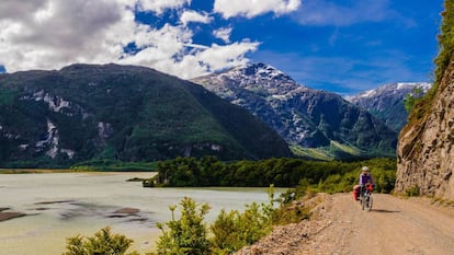 Paseo en bicicleta por la Carretera Austral, más de 1.000 kilómetros de belleza natural al sur de Chile.