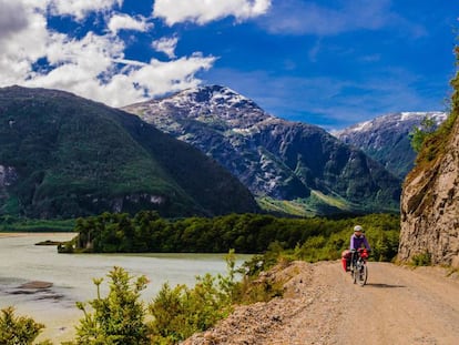 Paseo en bicicleta por la Carretera Austral, más de 1.000 kilómetros de belleza natural al sur de Chile.