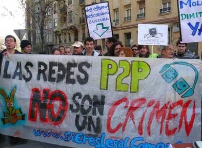 Un grupo de jóvenes en la manifestación a favor del intercambio de archivos en Madrid