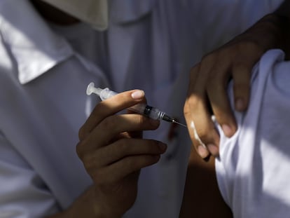 Uma pessoa recebe uma dose da vacina contra a covid-19 em Duque de Caxias, no Rio de Janeiro, em 21 de abril. Menos de 20% da população brasileira recebeu a primeira dose do imunizante.