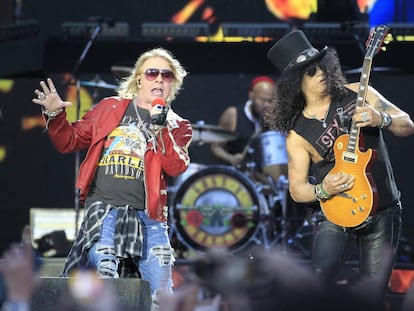 Los integrantes del grupo estadounidense Guns N&acute;Roses, Axl Rose (izquierda) y Slash, durante su actuaci&oacute;n en el estadio Vicente Calder&oacute;n.