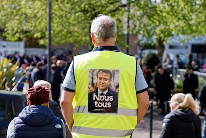 Abril de 2022 durante la visita de campaña de Emanuel Macron a Denain, al norte de Francia, donde le recibieron con los chalecos que los manifestantes contra su Gobierno llevaban en 2018. 