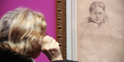 Asistente a la muestra de dibujos de Degas en la Fundaci&oacute;n Canal.