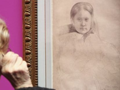 Asistente a la muestra de dibujos de Degas en la Fundaci&oacute;n Canal.