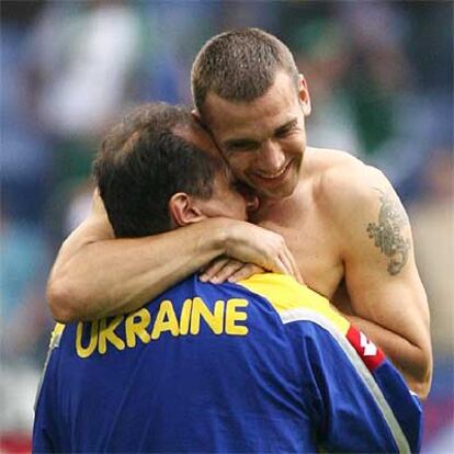 Shevchenko se abraza con su seleccionador, Blokhin, tras el gol.