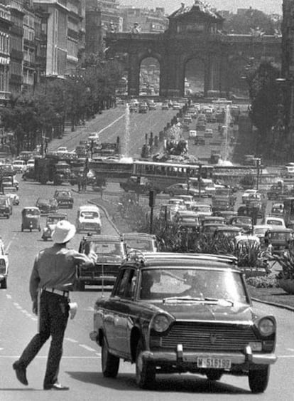 En junio de 1966, los taxistas madrileños protagonizaron su primera protesta masiva. Todos tiraron la gorra del uniforme obligatorio a la fuente de la Plaza de Cibeles. No querían llevarlas, les daba demasiado calor.