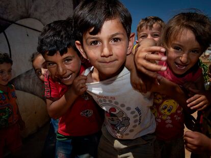 Niños en campamento informal de refugiados en la zona de la Bekaa en Libano.