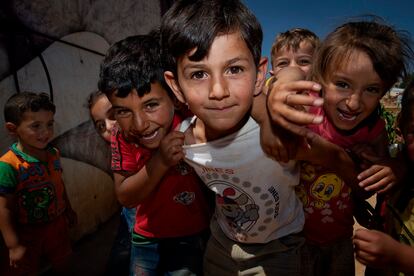 Niños en campamento informal de refugiados en la zona de la Bekaa en Libano.