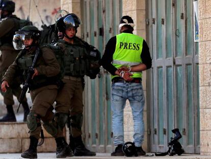 Tropas israelíes detienen a un periodista palestino, en enero de 2019 cerca de Belén.