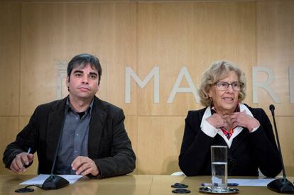 Manuela Carmena con el nuevo delegado de Econom&iacute;a, Jorge Garc&iacute;a Casta&ntilde;o.