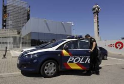 Agentes de la Policía Nacional abandonan las instalaciones de Canal 9 de Radiotelevisión Valenciana (RTVV). EFE/Archivo