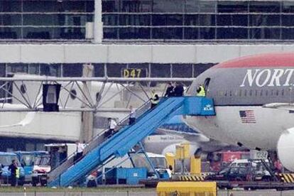 Agentes de seguridad bajan del avión de la compañía Northwest Airlines, tras su regreso al aeropuerto de Amsterdam-Schiphol.