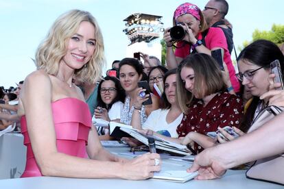 Naomi Watts firma autógrafos durante la alfombra roja, en el Festival de Cine de Venecia.