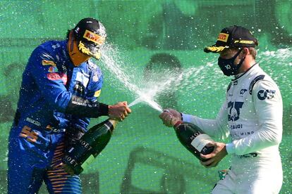 El piloto español Carlos Sainz (izquierda) y Pierre Gasly (derecha), en el podio del Gran Premio de Italia celebrado en el circuito de Monza. Sainz (McLaren) acabó segundo este domingo el Gran Premio de Italia, el octavo del Mundial de Fórmula 1.