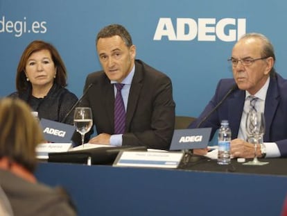 Ana Belén Juaristi, José Miguel Ayerza y Pello Guibelalde, durante su comparecencia en un hotel de San Sebastián.