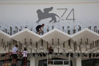 Preparativos para la 74ª edición del festival de Venecia, ayer 28 de agosto.