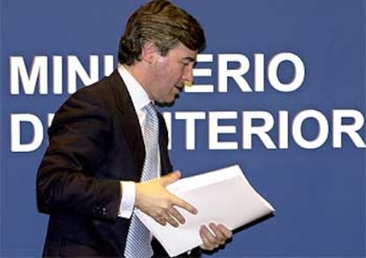 El ministro del Interior en funciones, Ángel Acebes, tras ofrecer el balance de la marcha de las investigaciones.