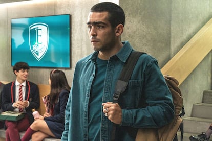 El actor Omar Ayuso como su personaje Omar Shanaa en la séptima temporada de 'Élite'.