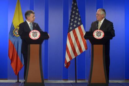 El presidente de Colombia, Juan Manuel Santos, a la izquierda, comparece con Rex Tillerson, secretario de Estado de EE UU.