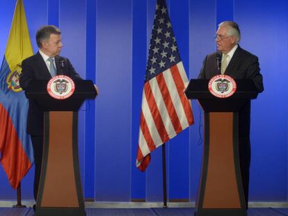 El presidente de Colombia, Juan Manuel Santos, a la izquierda, comparece con Rex Tillerson, secretario de Estado de EE UU. 