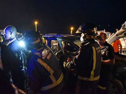 Un subsahariano es sacado del accidente de 'coche patera' en Ceuta.