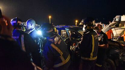 Un subsahariano es sacado del accidente de 'coche patera' en Ceuta.