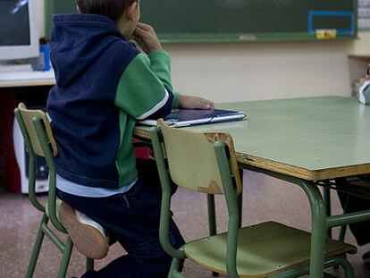 Un niño en una de las aulas casi vacías del colegio Virgen de la Peña Sacra, en Manzanares.