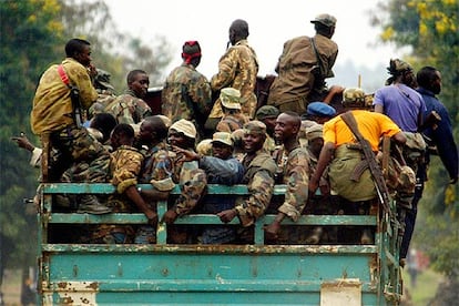 Rebeldes de la República Democrática de Congo vuelven del frente en Rutshuru, cerca de Ruanda.