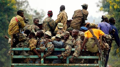 Rebeldes de la República Democrática de Congo vuelven del frente en Rutshuru, cerca de Ruanda.