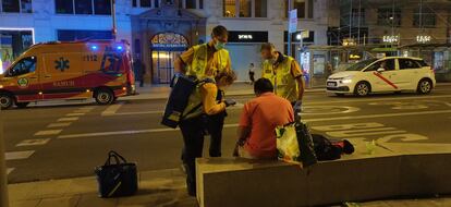 El Samur atiende a un hombre que presentaba intoxicación etílica en Gran Vía en la madrugada del sábado.