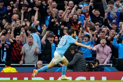 Bernardo Silva celebra con la afición del Manchester City el gol con el que ha inaugurado el marcador. 