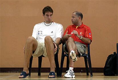 Gasol y Javier Imbroda, el seleccionador, intercambian impresiones durante la concentración malagueña.