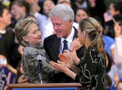 Hillary Clinton, junto a su marido y su hija Chelsea, el pasado martes en New Hampshire.