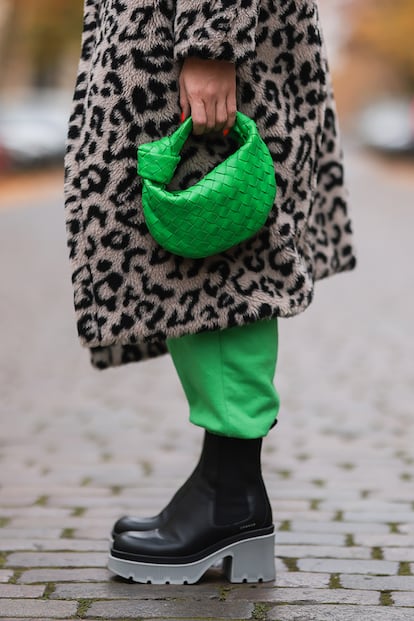 El bolso Jodie de Bottega Veneta. En realidad, cualquier complemento firmado por la enseña italiana podría estar en la lista: sus botas chelsea con suela track, sus accesorios acolchados y, por supuesto, el verde bosque que tiñe el bolso de la imagen y que ha reinado en la estanterías de las tiendas low cost por influencia de Daniel Lee (director creativo de la firma que dejó el puesto hace unas semanas). Sin embargo, el bolso Jodie en versión mini ha sido uno de los más fotografiados en las semanas de la moda y ha dado pie a numerosas imitaciones.