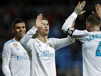 Sergio Ramos celebra con Cristiano el gol del 3-1 al Getafe. 