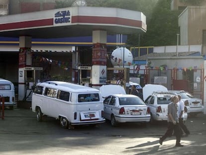 Varios coches repostan en El Cairo el s&aacute;bado, tras subir la gasolina. 
