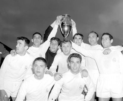 Los jugadores del Real Madrid celebran su quinta Copa de Europa conseguida frente al Eintracht Frankfurt por 7 a 3, en el estadio Hampden Park de Glasgow, el 18 de mayo de 1960. 