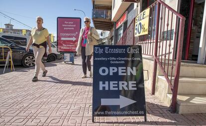 Ciudadanas británicas pasean en enero de 2020 por las calles de Rojales, en Alicante.