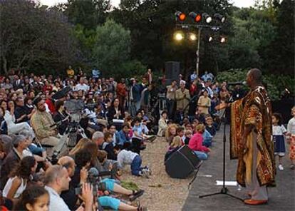 El músico maliense Toumani Diabate, en los jardines de Chellah, en Rabat, durante el festival Mawazine.