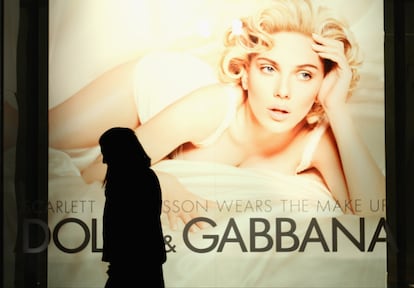 Escaparate de La Rinascente en el Duomo de Milán con Scarlett Johansson anunciando un maquillaje.
