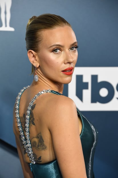 2020. Nominada en dos categorías (Mejor Actriz por 'Marriage Story' y Mejor Actriz de Reparto por 'Jojo Rabbit'), la actriz acudió a la 26ª edición de los Screen Actors Guild Awards con un vestido de seda azul turquesa diseñado a medida por Armani Privé que dejaba al descubierto un tatuaje de rosas en su omóplato izquierdo. Johansson optó por sandalias plateadas de Stuart Weitzman y joyas de Taffin.