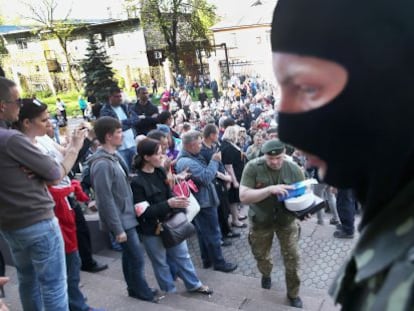 Activistas prorrusos guardan la entrada de la televisi&oacute;n regional en Donetsk. 